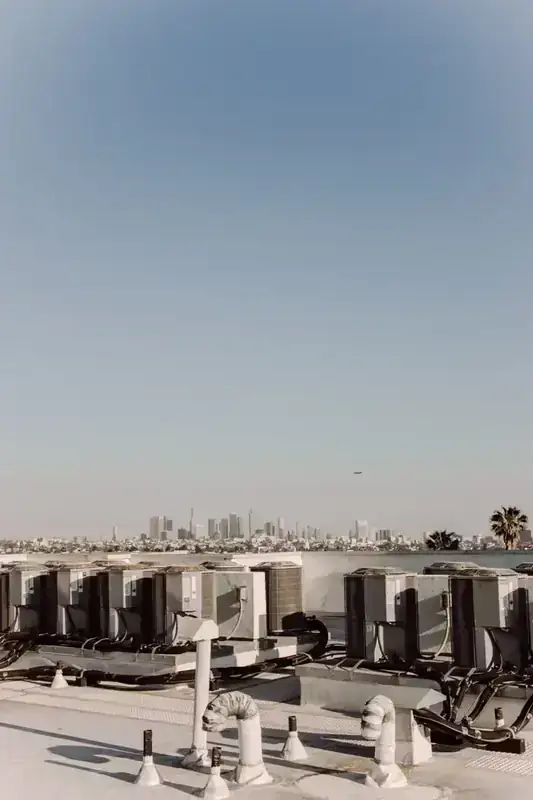 Condensadores de aire acondicionado en una azotea