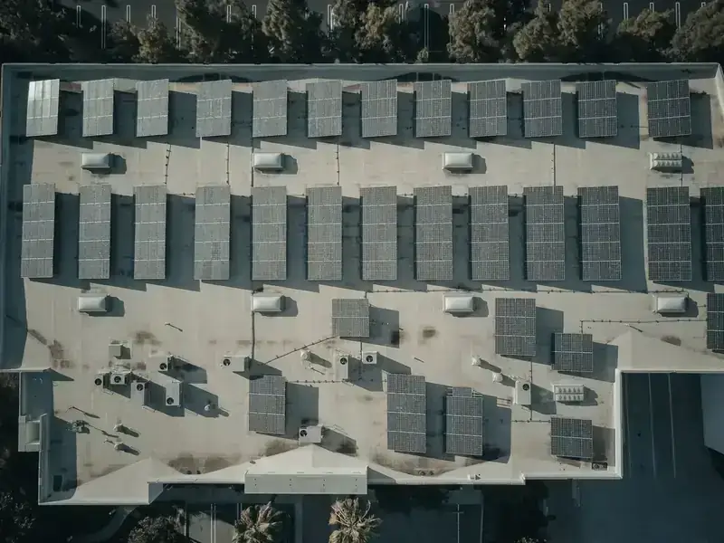 Azotea con unidades de aire acondicionado y paneles solares