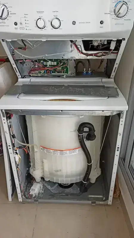 Interior de una lavadora abierta durante una reparación en Panamá