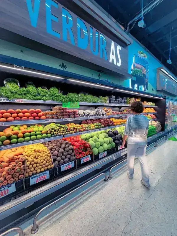 Góndola refrigerada de verduras en un supermercado: mantenimiento de refrigeración comercial